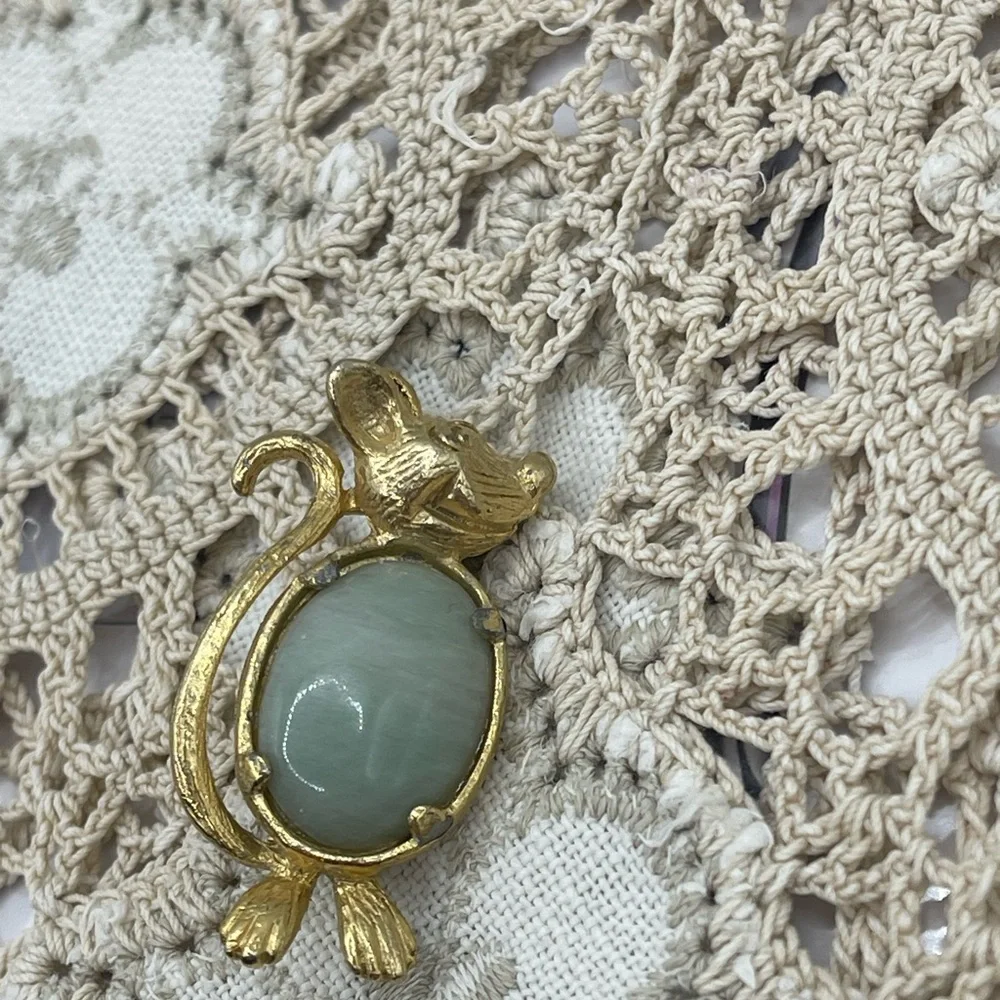 Elegant Jelly Belly mouse brooch‎